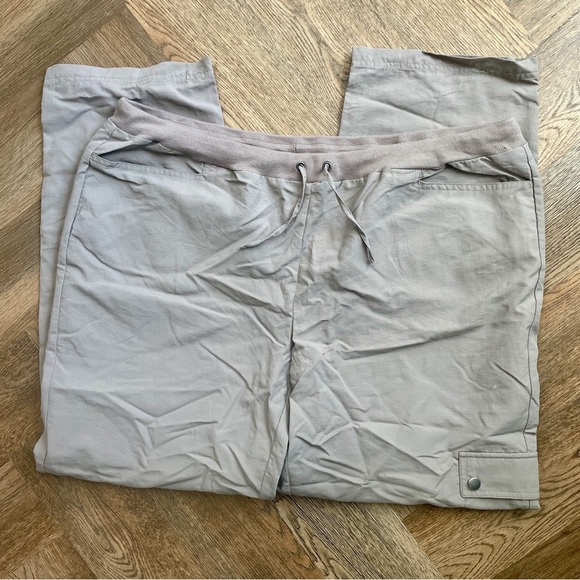 Chico’s Weekends Light Greige Gray Grey Drawstring Pants Size 3 Regular Cargo - Picture 1 of 8
